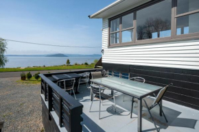 Authentic Kiwi Lodge by the Lake